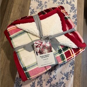 NEW WITH TAGS Better Homes And Gardens Red and White Holiday Throw Blanket